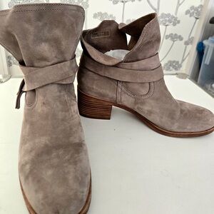 UGG Women's Suede Ankle Boots - Taupe